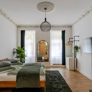 Stylische Altbauwohnung Zentral In Kreuzberger Kiezlage Apartment